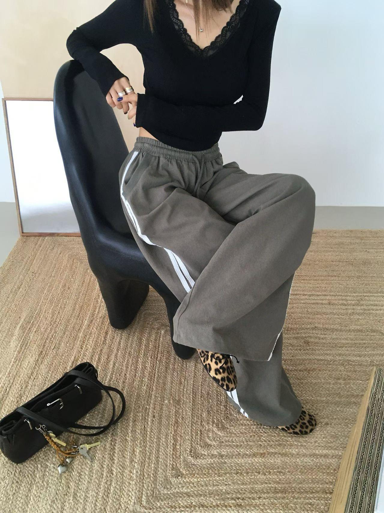 V領蕾絲墊肩上衣